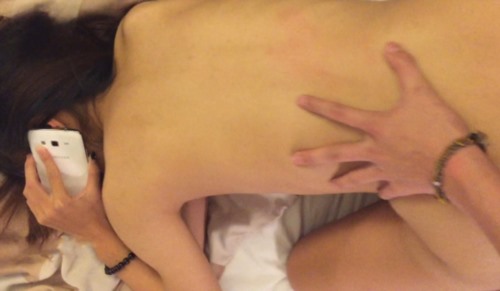 56478-知性女朋友感觉漂亮美女模特【柯X伊】私下反差极大被摄影师潜规则亮点是啪啪过程中与闺蜜通电话非常刺卝激.jpg