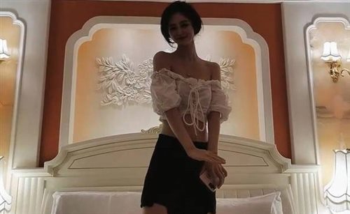 60845-高颜值小美女和富二代胖子的故事，小小娇躯坐在上面，‘啊啊啊好硬’，还不是你舔硬的，爽得胖子比女人叫床还骚！.jpg