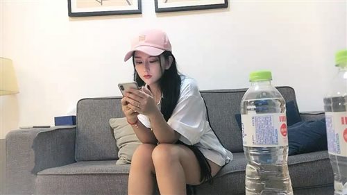 61303-花3200元约到的年轻漂亮小美女被各种玩逼蹂躏,一线天美穴抠的嗷嗷叫.jpg