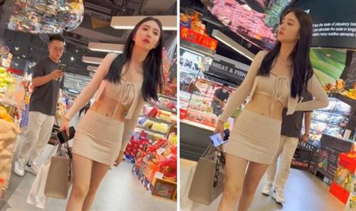 61415-大神商场尾随偷拍美女裙底风光❤️极品美女和屌丝男友模特身材..超短裙白内湿了.jpg