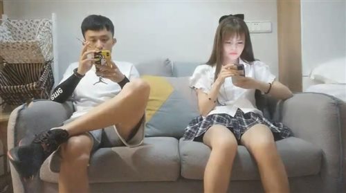 32811-白衣短裙美女被纹身男各种爆插,实在受不了爬床边任他骑乘后入.jpg