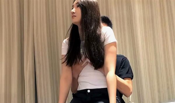 32062-大屁股丰满笑起来很甜美的小仙女，小哥太投入了总幻想是自己女朋友总是甜美的接吻，一边接吻一边操，妹子太舒服双手紧紧抓着被单.jpg