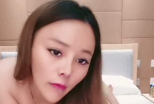 52899-极品少卝妇露脸颜值不错酒店伺候小哥，活超棒胸卝推乳卝交口卝交大鸡卝巴，坐在小哥身材摇臀，无套抽卝插各种爆卝草内卝射.jpg