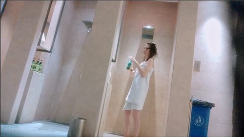 63536-澡堂子内部员工偷拍❤️这次盯上了一个白白嫩嫩的少妇洗澡.jpg