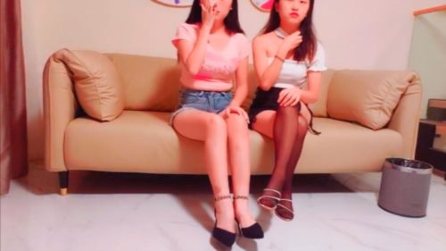 39788-爆草极品小婊妹玩双飞，丝袜高跟诱惑一个比一个骚，给小哥哥口交，从沙发上草到桌子轮流抽插，浪叫呻吟不止.jpg