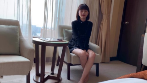51738-外表清纯短发18学生妹为赚钱拍摄，娇小身材无毛嫩穴，抱在身上扣穴，活力十足操起了带劲，第一视角插入2K高清.jpg